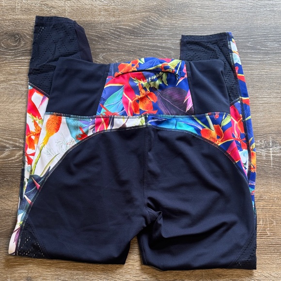 Women’s Athleta Tropical Precision 7/8 Ankle Leggings Navy Blue & Floral Design - Picture 4 of 6